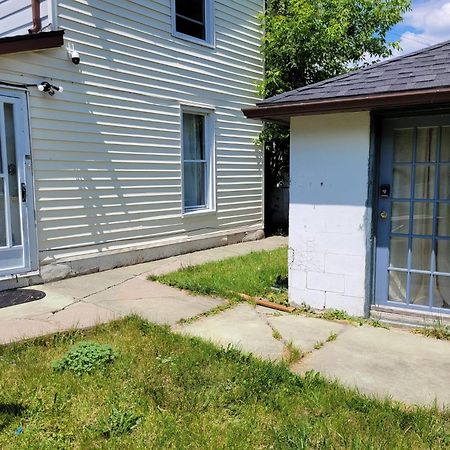 Cozy Downtown Two Bedrooms Free Parking Кингстон Экстерьер фото