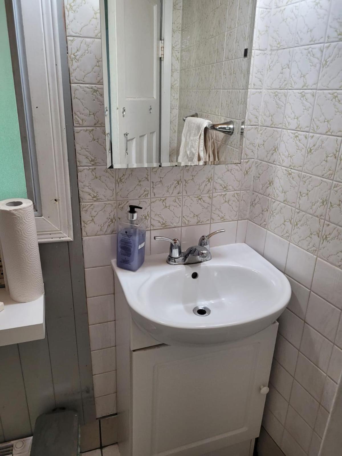 Cozy Downtown Two Bedrooms Free Parking Кингстон Экстерьер фото